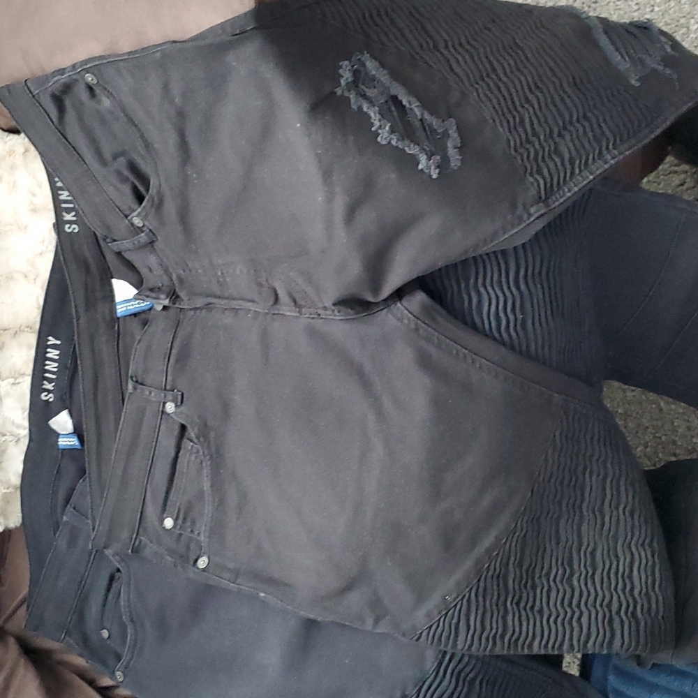 EUC - Men Distressed Jeans